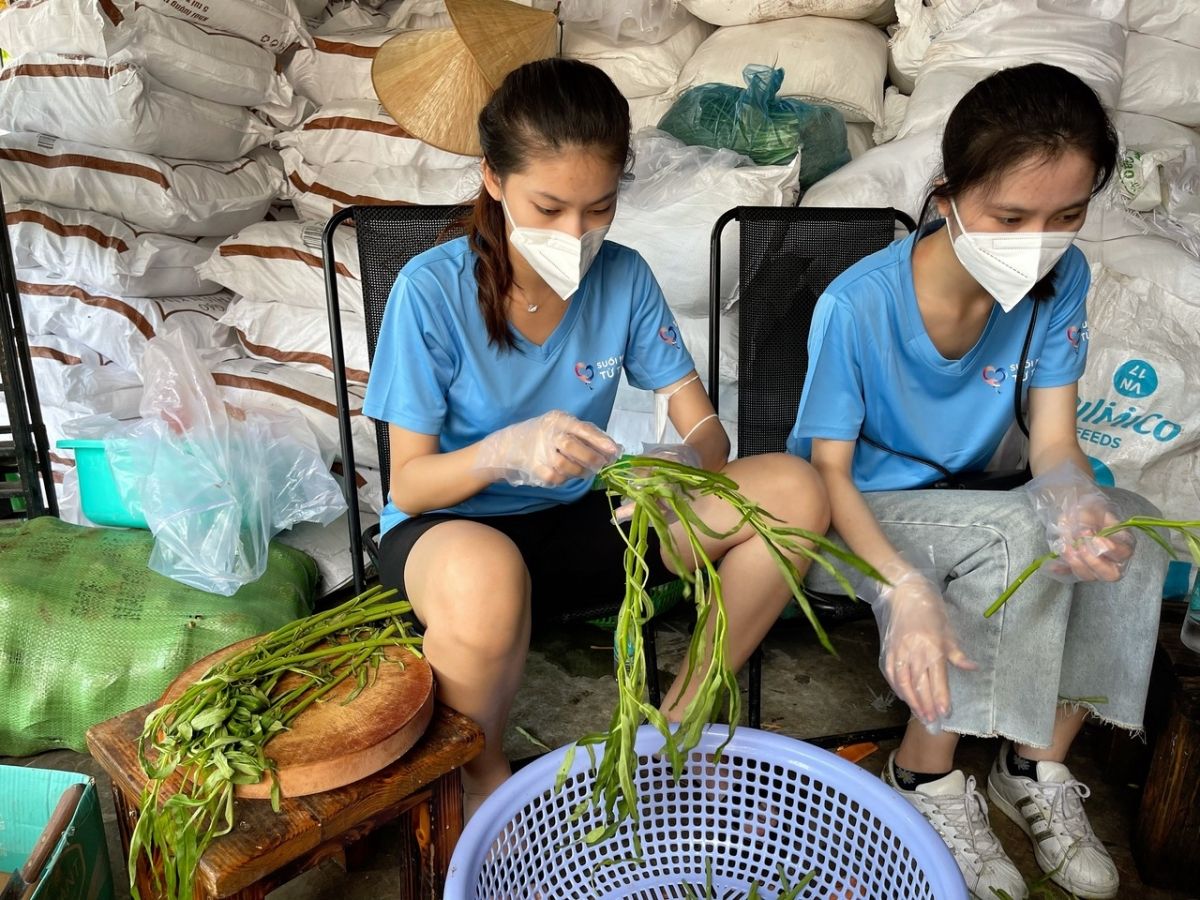 Tiểu Vy, Ngọc Thảo làm "shipper" giao cơm cho các chiến sĩ tuyến đầu chống dịch