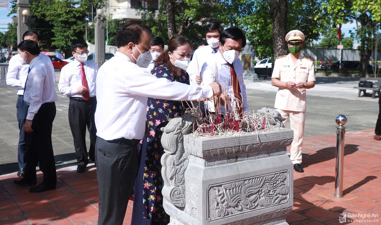 Lãnh đạo tỉnh dâng hoa tưởng niệm Chủ tịch Hồ Chí Minh và các Anh hùng liệt sỹ