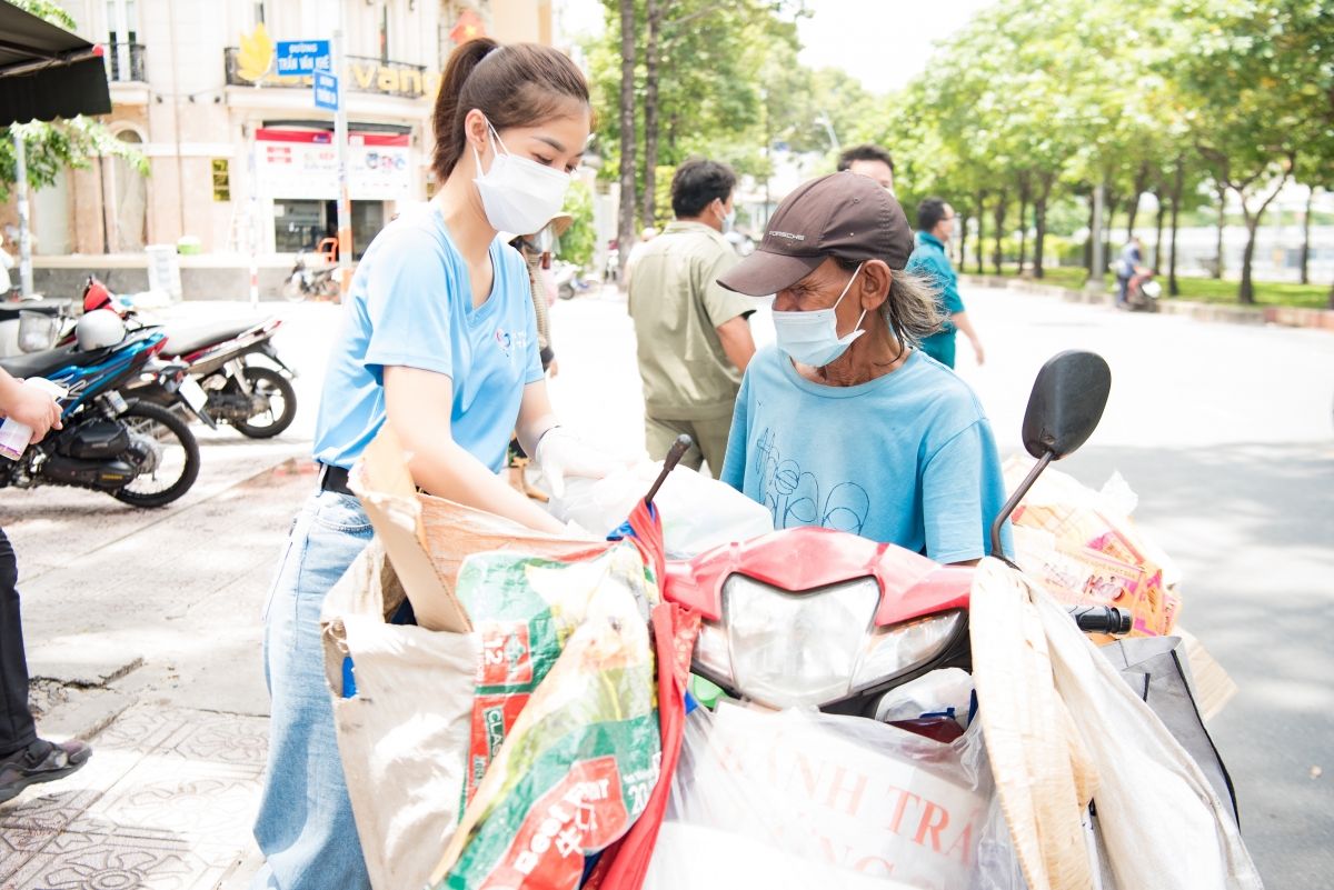 Hoa hậu Tiểu Vy cùng dàn người đẹp Việt chuẩn bị hơn 15.000 suất cơm tặng bà con nghèo