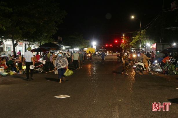 Di dời chợ nông sản TP Hà Tĩnh: Không thể chờ đợi thêm!