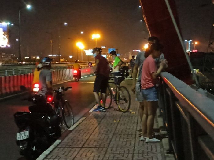 TP.HCM đang "bão" Covid-19, nhiều cặp đôi vẫn ra cầu Thủ Thiêm tình tứ