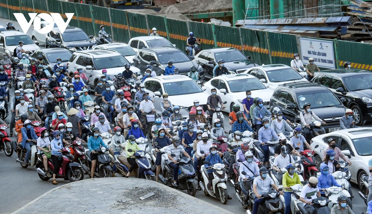 Nới lỏng một số hoạt động, đường phố Hà Nội lại tái diễn cảnh tắc nghẽn