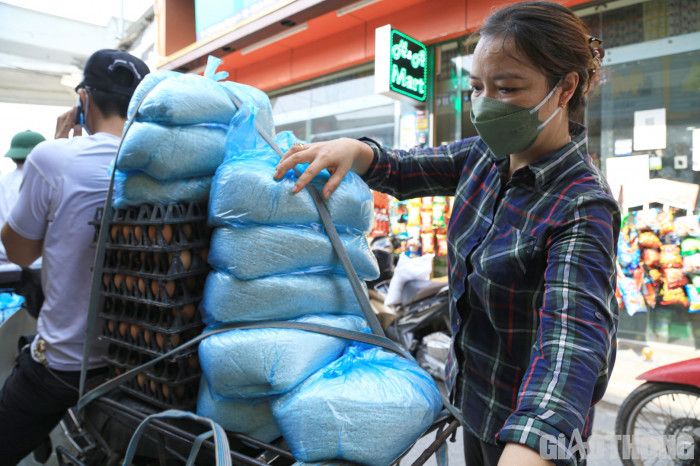 Hà Nội: Người lao động bật khóc khi nhận gạo, trứng giữa ngày giãn cách XH