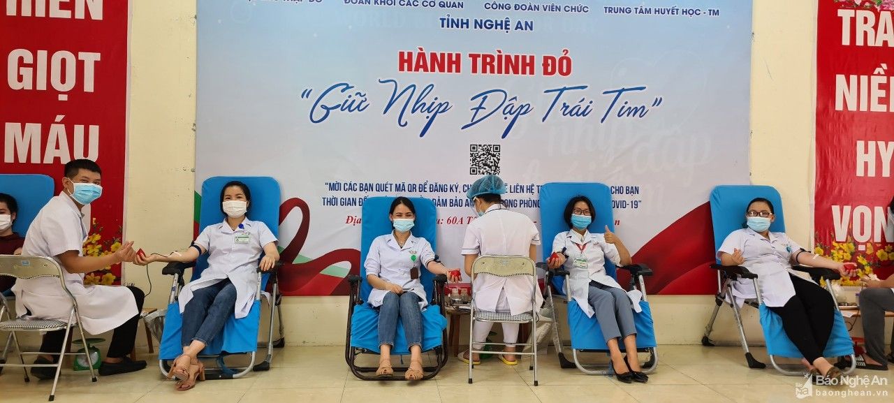 Lãnh đạo các cơ quan, đơn vị tham gia hiến máu 