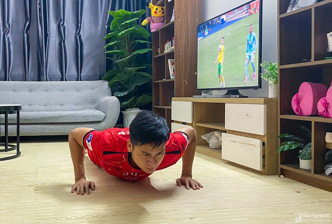 Cầu thủ SLNA ấm áp bên gia đình trong những ngày giãn cách