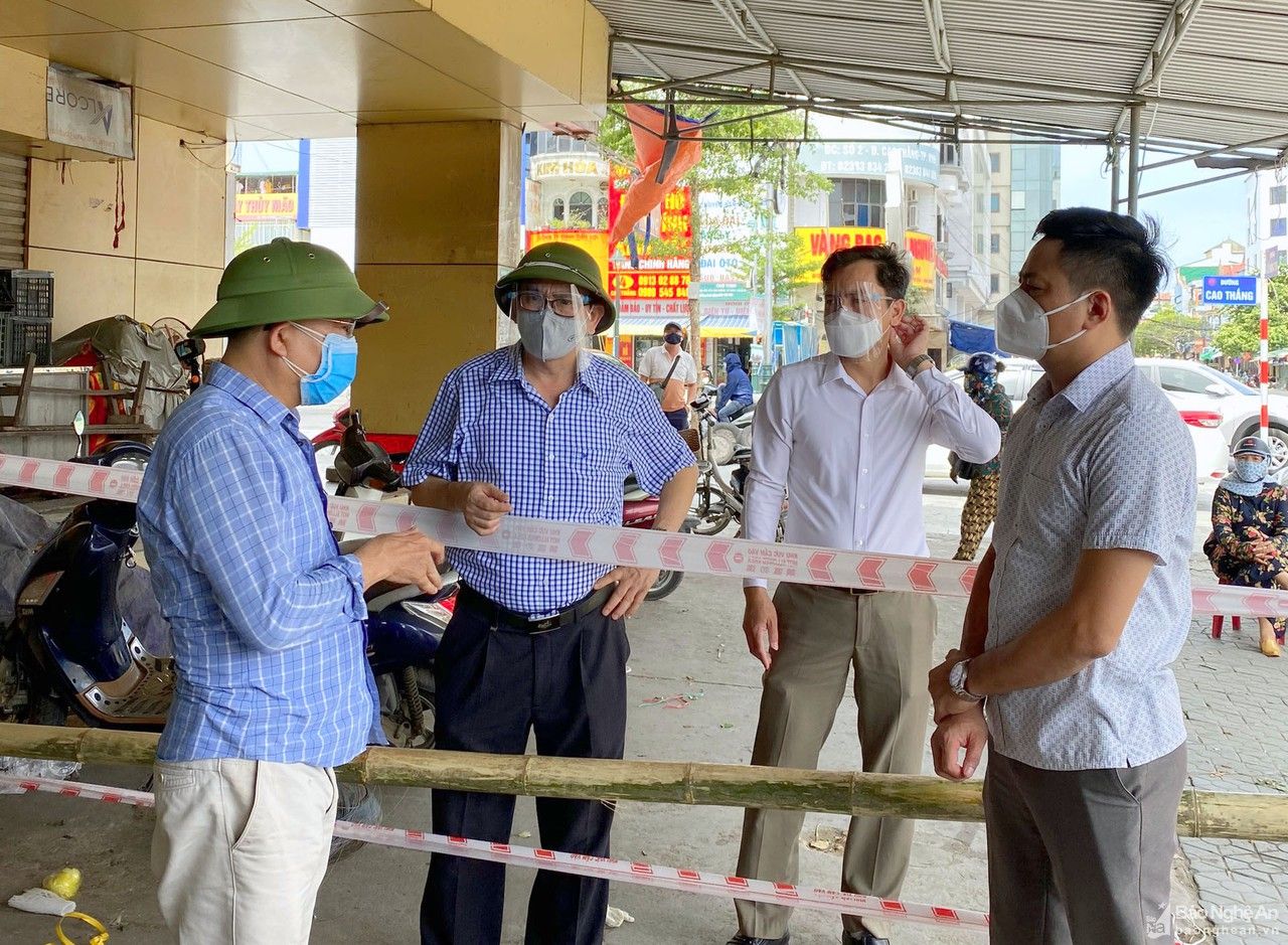 Phong tỏa, xét nghiệm tiểu thương chợ đầu mối hoa quả và đình Tây Chợ Vinh để phòng dịch 