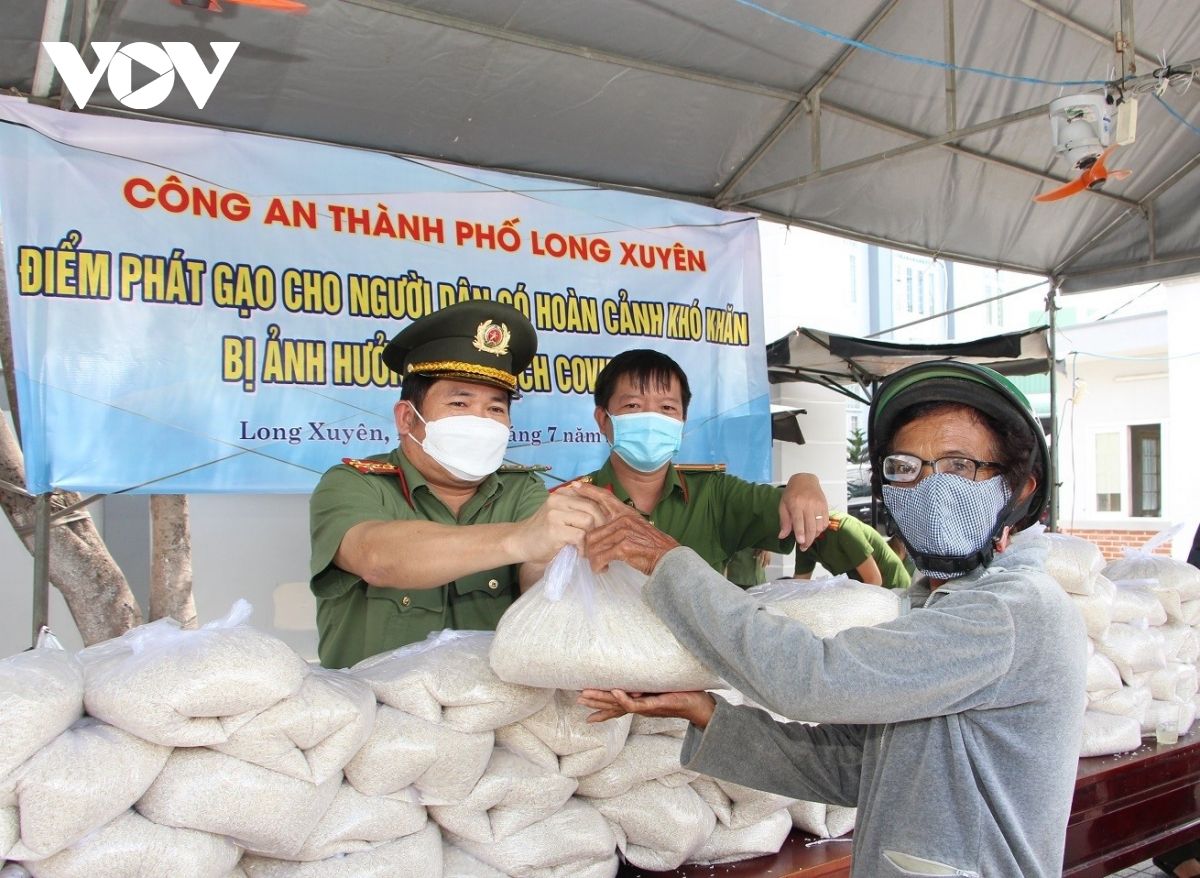 Ấm tình đồng bào, cả nước hướng về vùng dịch