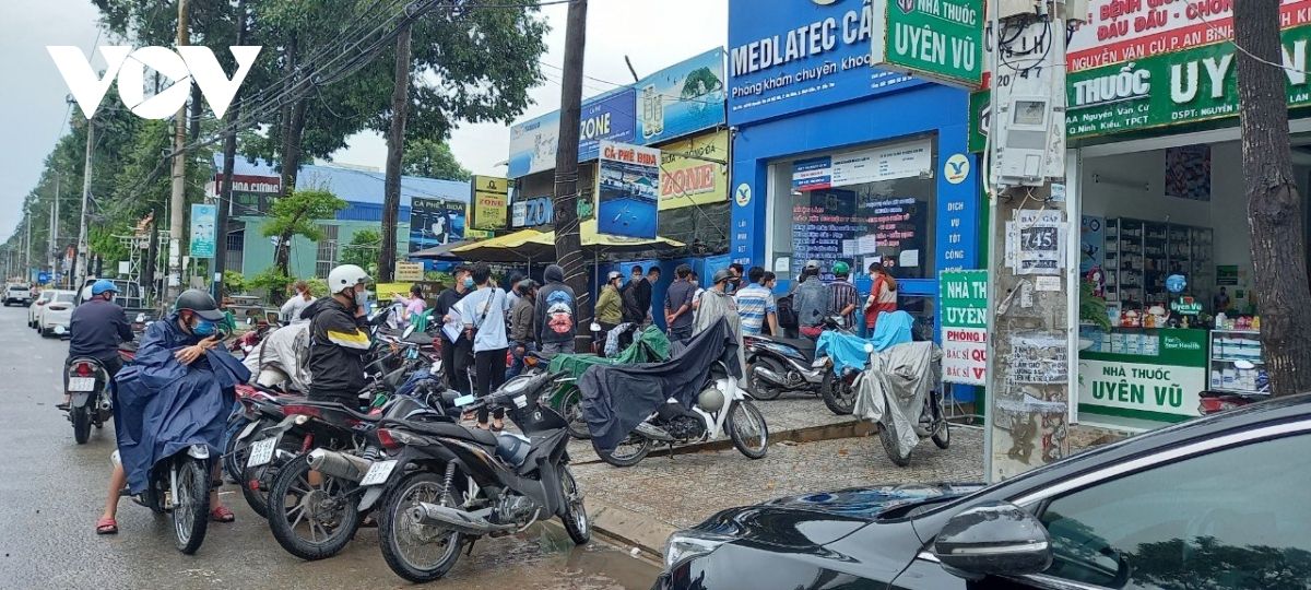 Quá nhiều phiền toái về giấy test nhanh âm tính với virus SARS-CoV-2