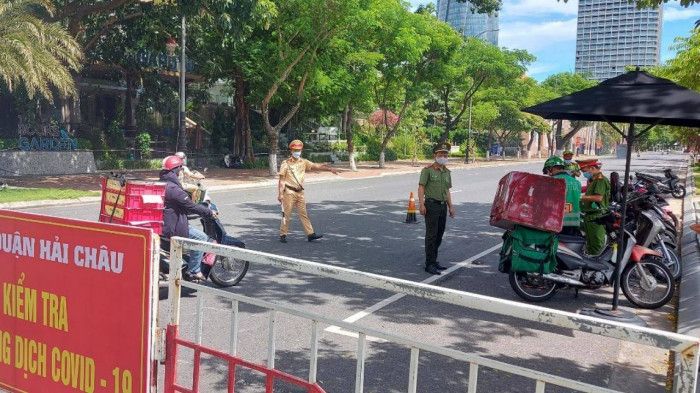 Đà Nẵng: Lập chốt dừng hàng trăm lượt xe kiểm tra ngẫu nhiên người đi đường