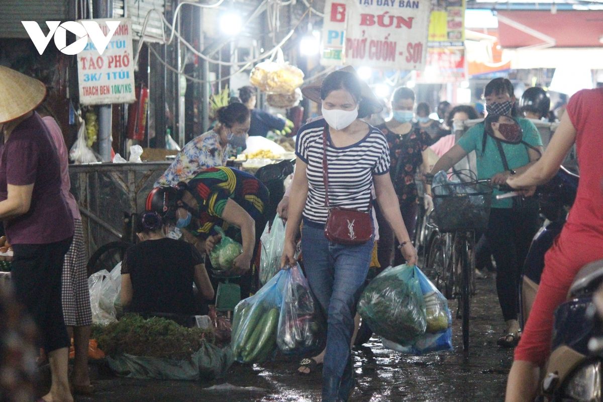 Sáng đầu tiên giãn cách, chợ dân sinh Hà Nội vẫn đông người dù hàng hóa không thiếu