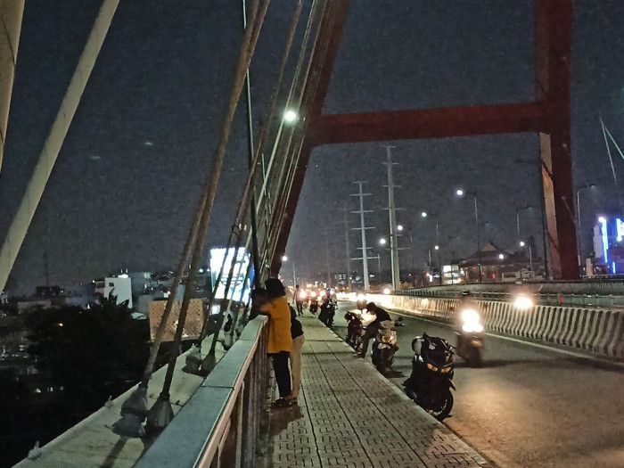 TP.HCM đang "bão" Covid-19, nhiều cặp đôi vẫn ra cầu Thủ Thiêm tình tứ