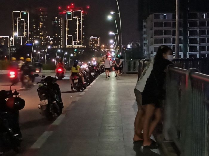 TP.HCM đang "bão" Covid-19, nhiều cặp đôi vẫn ra cầu Thủ Thiêm tình tứ