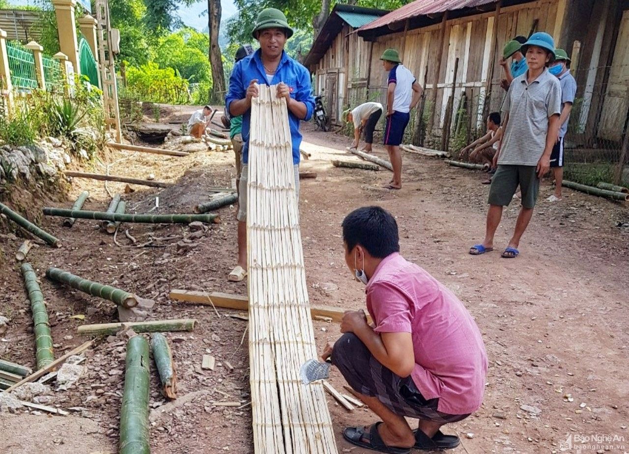 Giáo viên vùng cao Nghệ An tự tay sửa sang phòng học bán trú cho học sinh