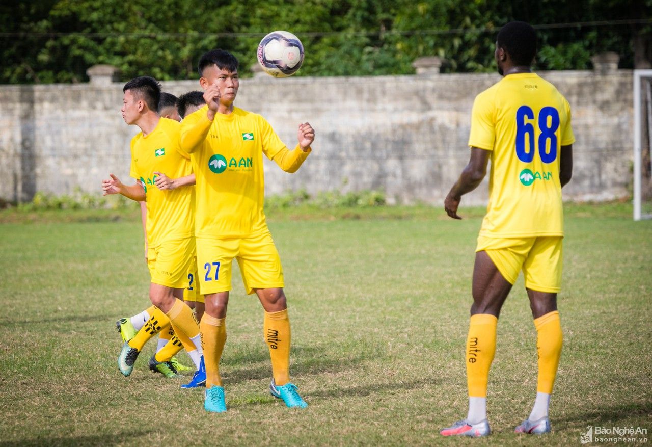 Ước mơ giản dị của tiền vệ trẻ SLNA