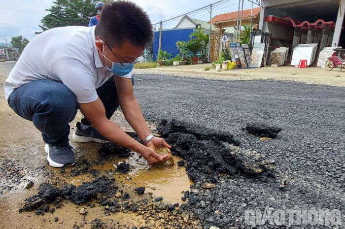 Rải bê tông nhựa trên vũng nước "vá" quốc lộ