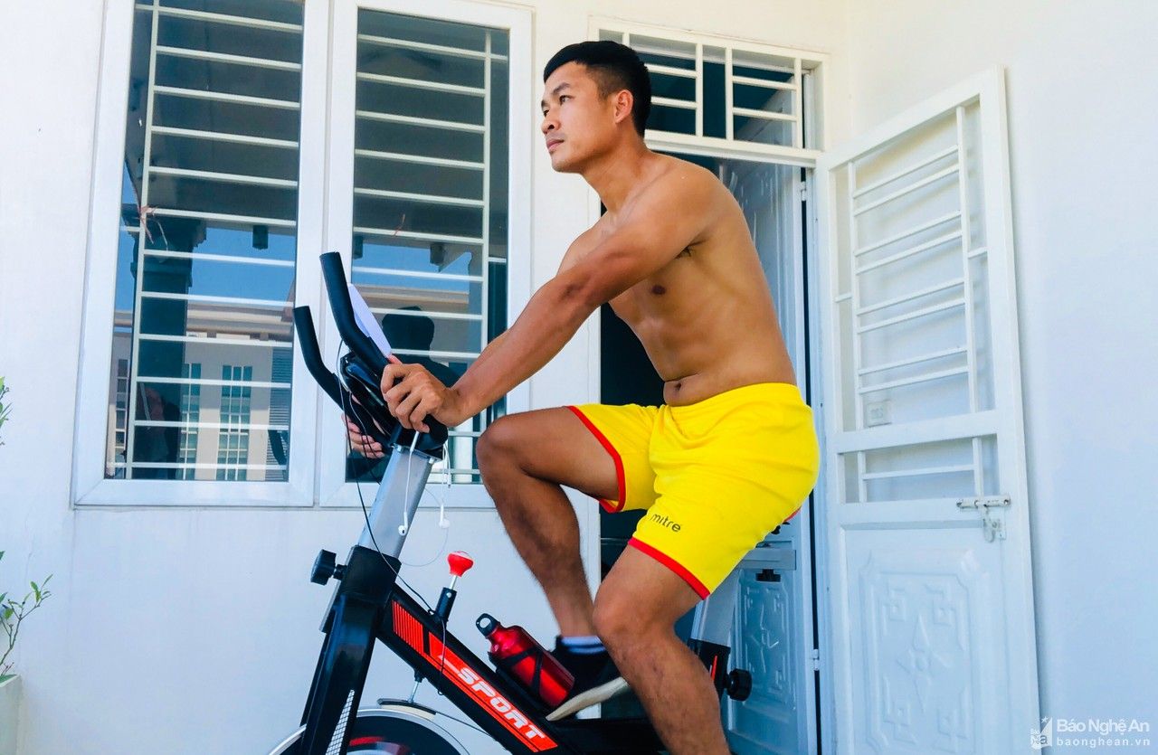 Cầu thủ SLNA ấm áp bên gia đình trong những ngày giãn cách