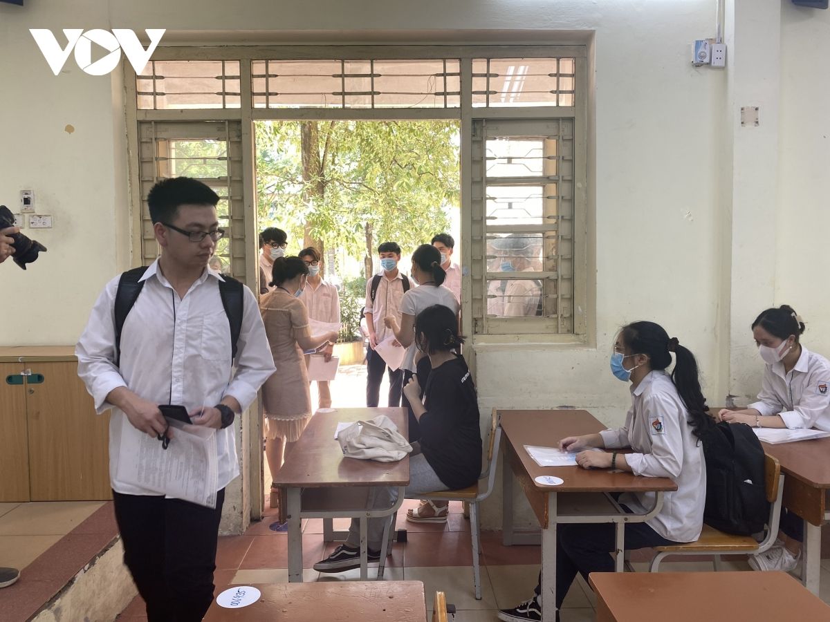 Thí sinh đội nắng, khẩu trang kín mít đi làm thủ tục thi tốt nghiệp THPT