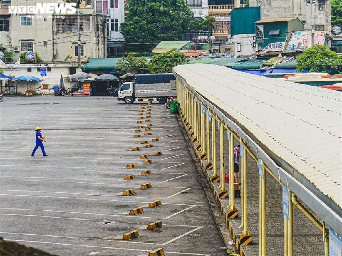 Bến xe ở Hà Nội vắng tanh vắng ngắt, chủ xe than không đủ tiền bến bãi