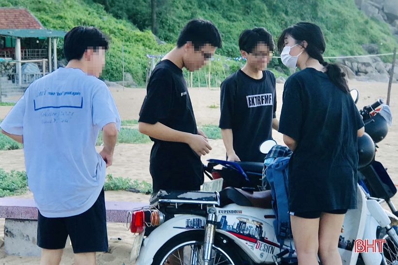 Nhiều người dân Hà Tĩnh đổ về biển Thiên Cầm “quên” phòng dịch