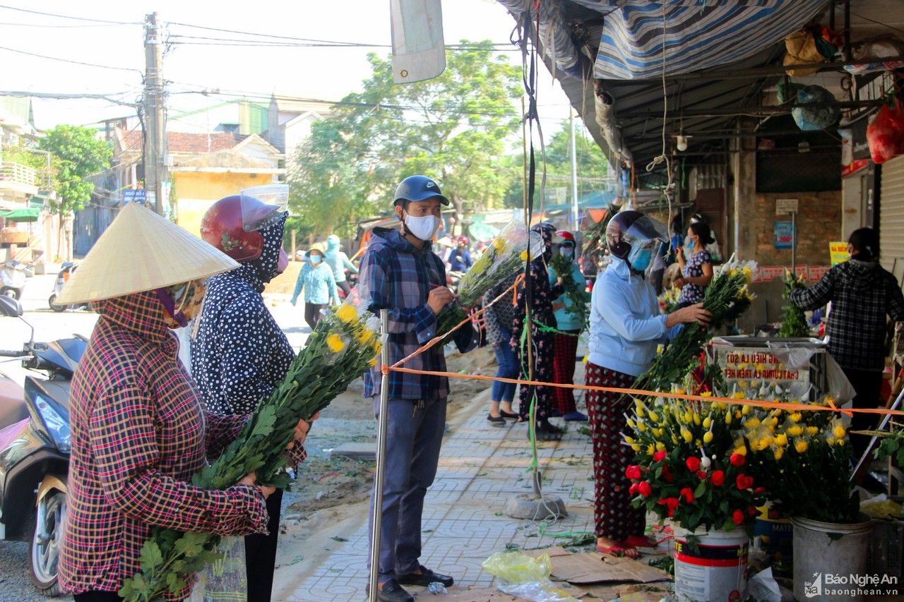 Cận cảnh người dân TP Vinh ngày đầu đi chợ bằng thẻ