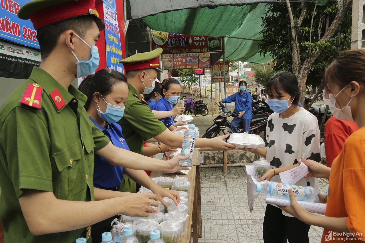 Tuổi trẻ vùng cao Nghệ An nấu cơm hỗ trợ thí sinh nghèo tại kỳ thi THPT