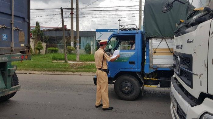 Long An không kiểm tra xét nghiệm Covid-19 với lái xe chở hàng nội tỉnh