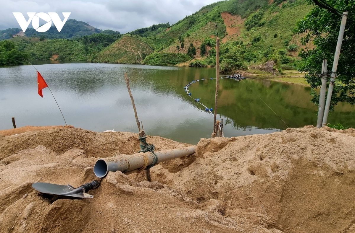 Đột kích, bắt quả tang hành vi hút cát trái phép giữa lòng hồ thủy điện Khe Giông