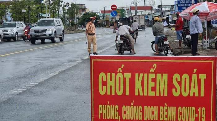 Thu tiền hụi không được, thanh niên dùng dao dọa chém cán bộ trực chốt