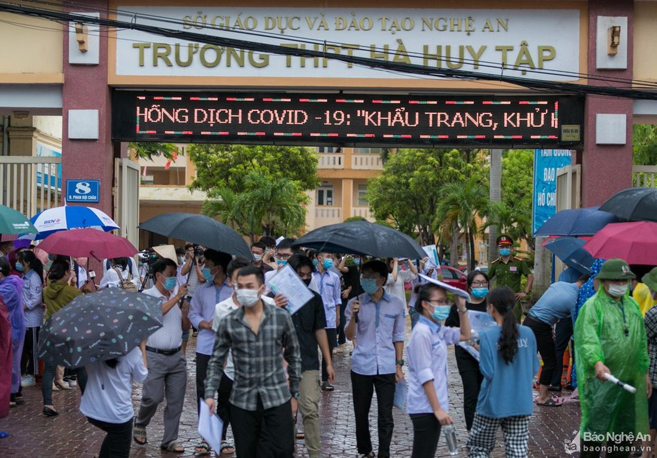 Các trường đại học còn bao nhiêu chỉ tiêu xét tuyển từ điểm thi tốt nghiệp?