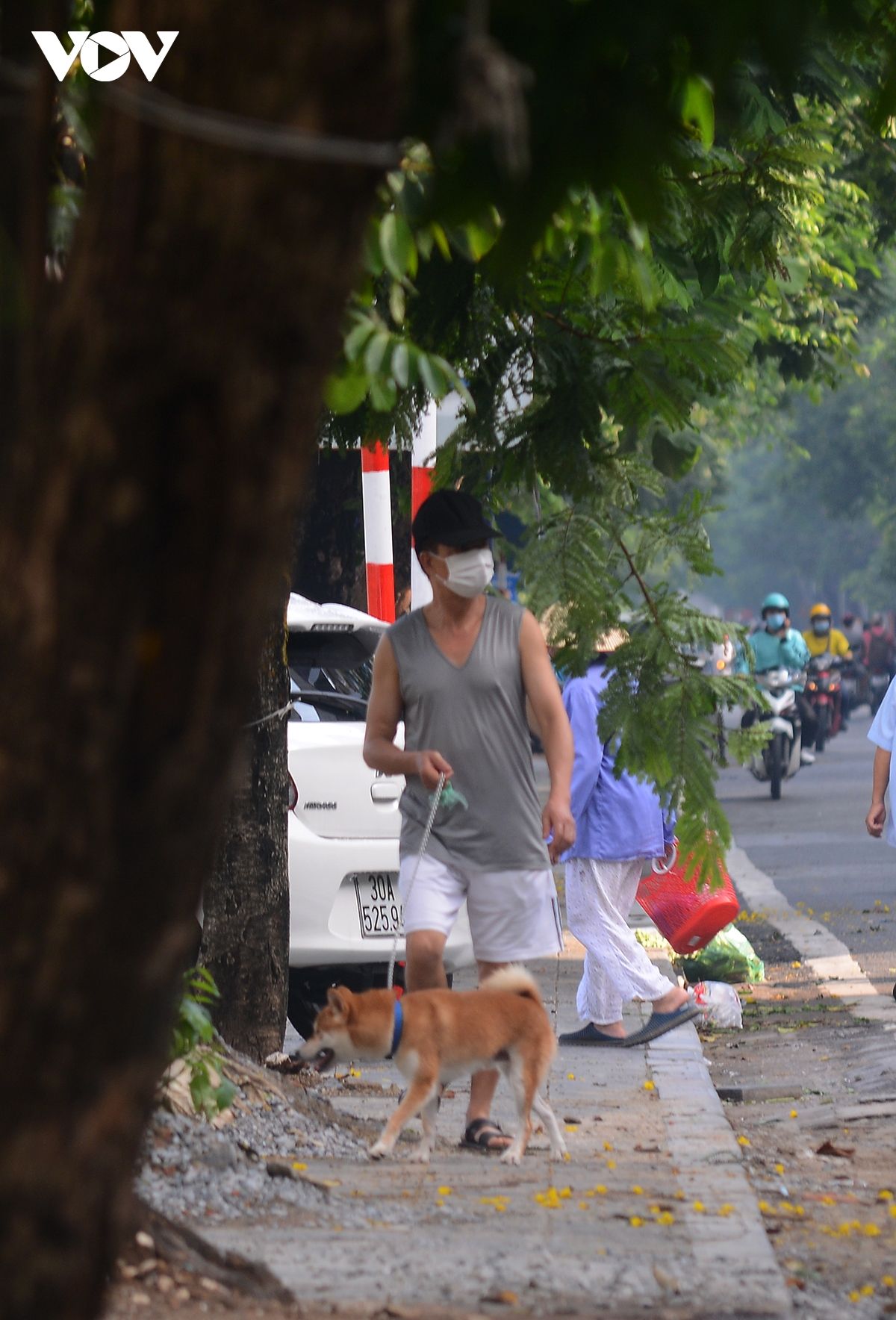 Phố phường Hà Nội ngày đầu giãn cách: Nơi tĩnh lặng, chỗ đông đúc