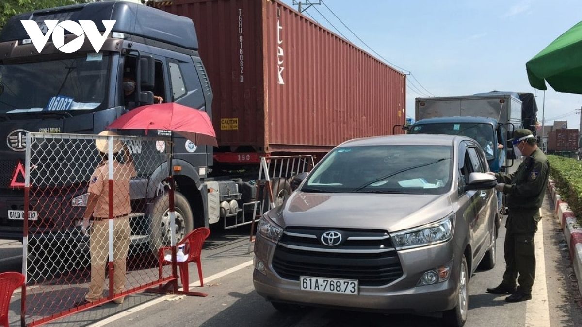 Bắt đầu “đông cứng, khóa chặt” 11 phường ở Bình Dương để chống dịch Covid-19