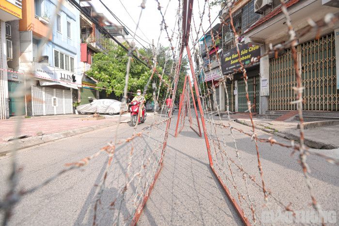 Dựng hàng rào thép gai ngăn người vượt khu phong tỏa tại Hà Nội