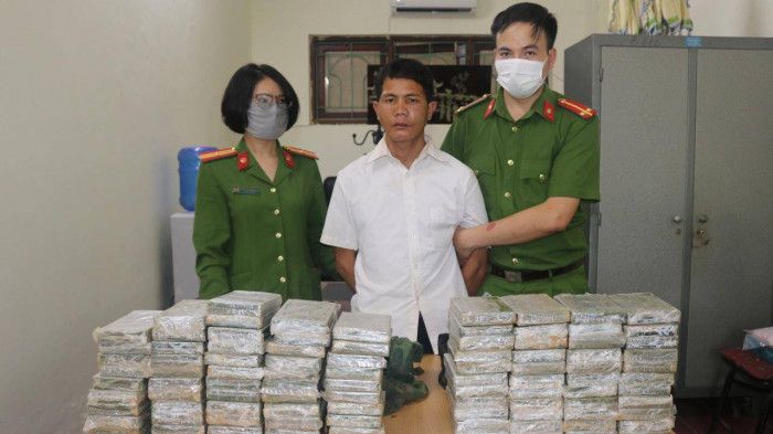 Bắt 2 đối tượng vận chuyển 98 bánh heroin để nhận 300 triệu đồng