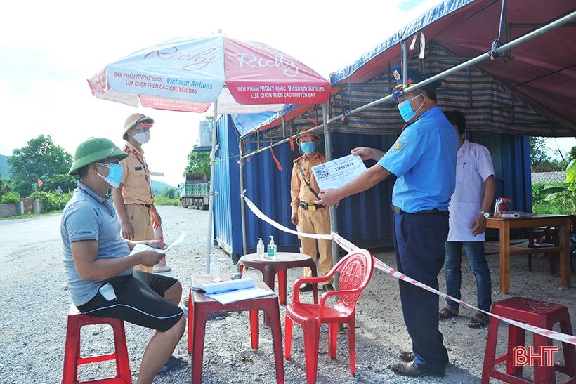 Hà Tĩnh lập chốt ở cửa ngõ phía Tây, kiểm soát chặt phương tiện về từ vùng dịch  