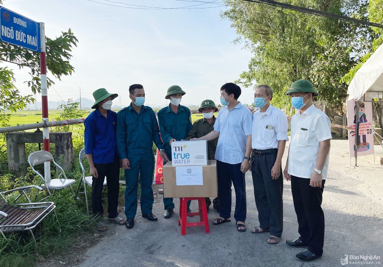 Hội Nông dân tỉnh Nghệ An thăm, tặng quà lực lượng trực chốt phòng, chống dịch Covid-19