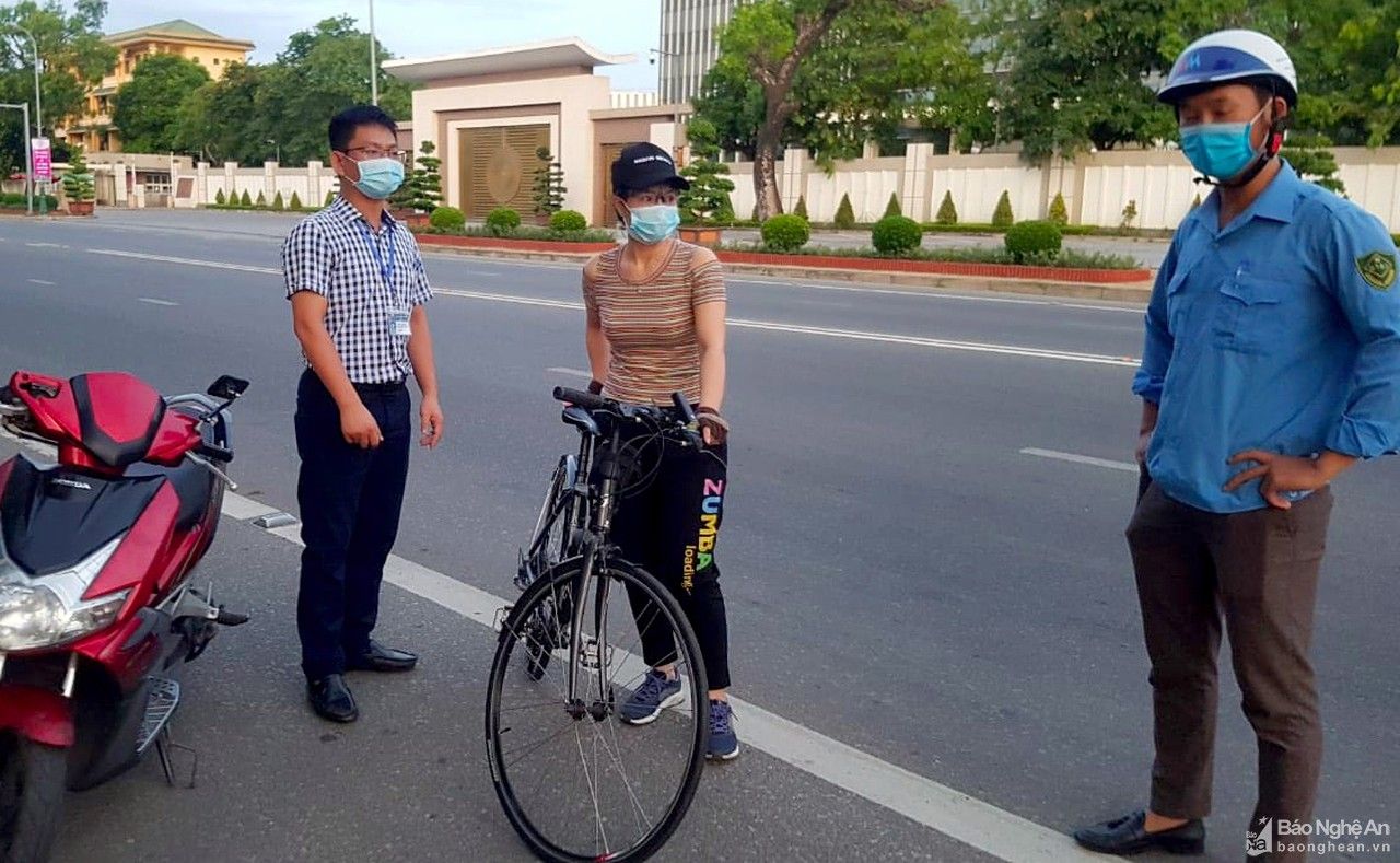 TP. Vinh tiếp tục xử phạt nghiêm các nhóm tập thể dục, hóng mát nơi công cộng