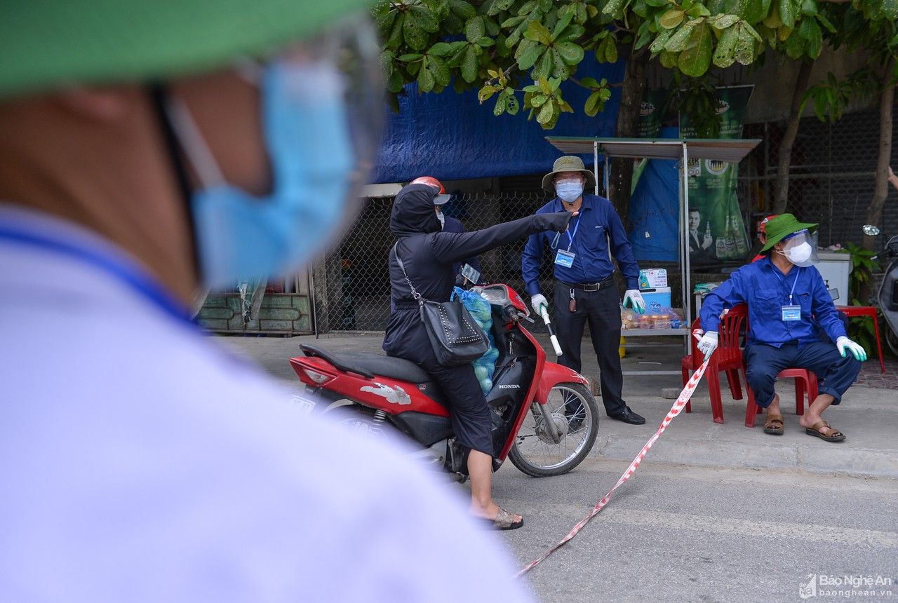 Xúc động hình ảnh giáo viên Nghệ An đứng chốt chống dịch