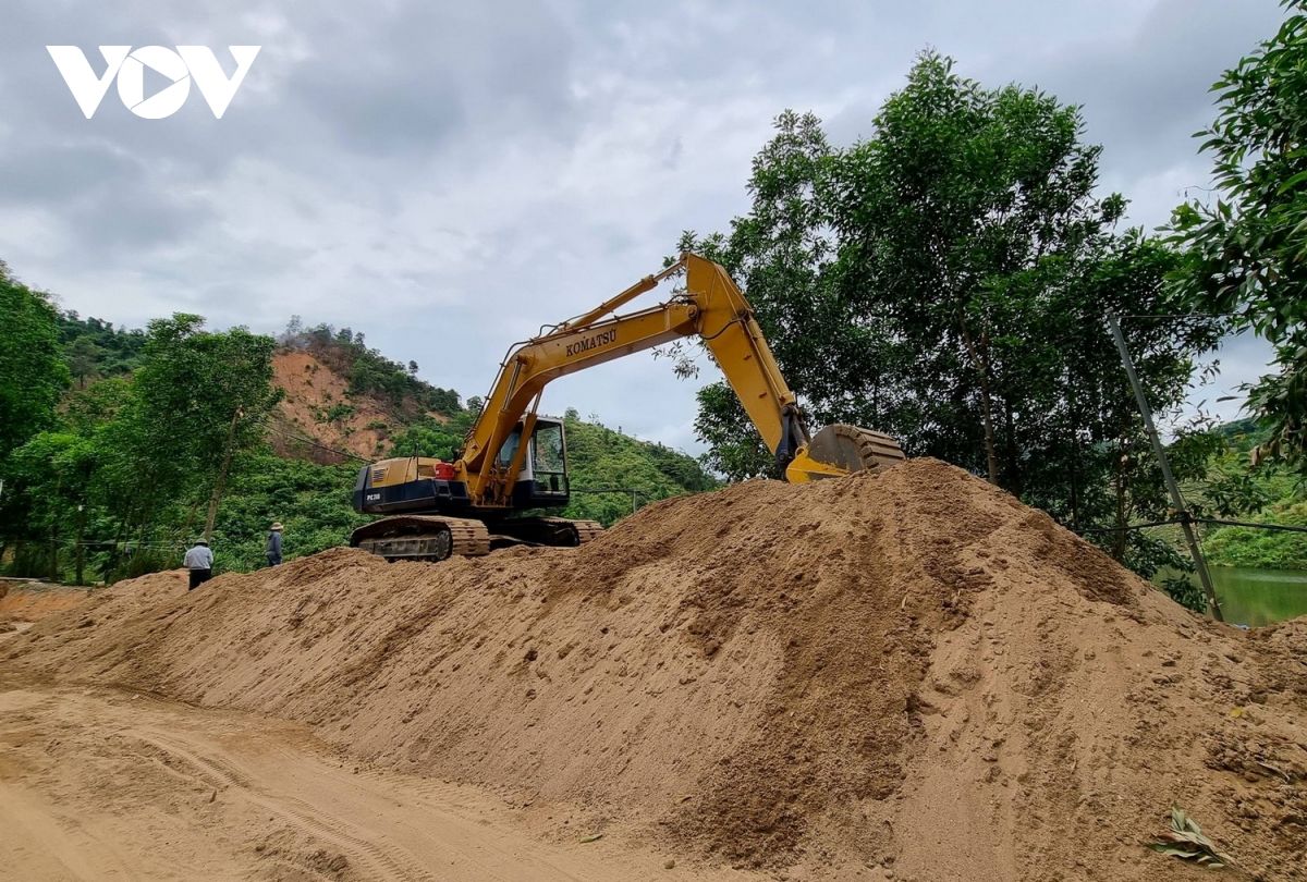 Đột kích, bắt quả tang hành vi hút cát trái phép giữa lòng hồ thủy điện Khe Giông