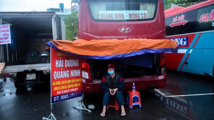 Hà Nội: Bến xe vắng lặng, nhà xe đồng loạt treo biển chở hàng để kiếm thêm