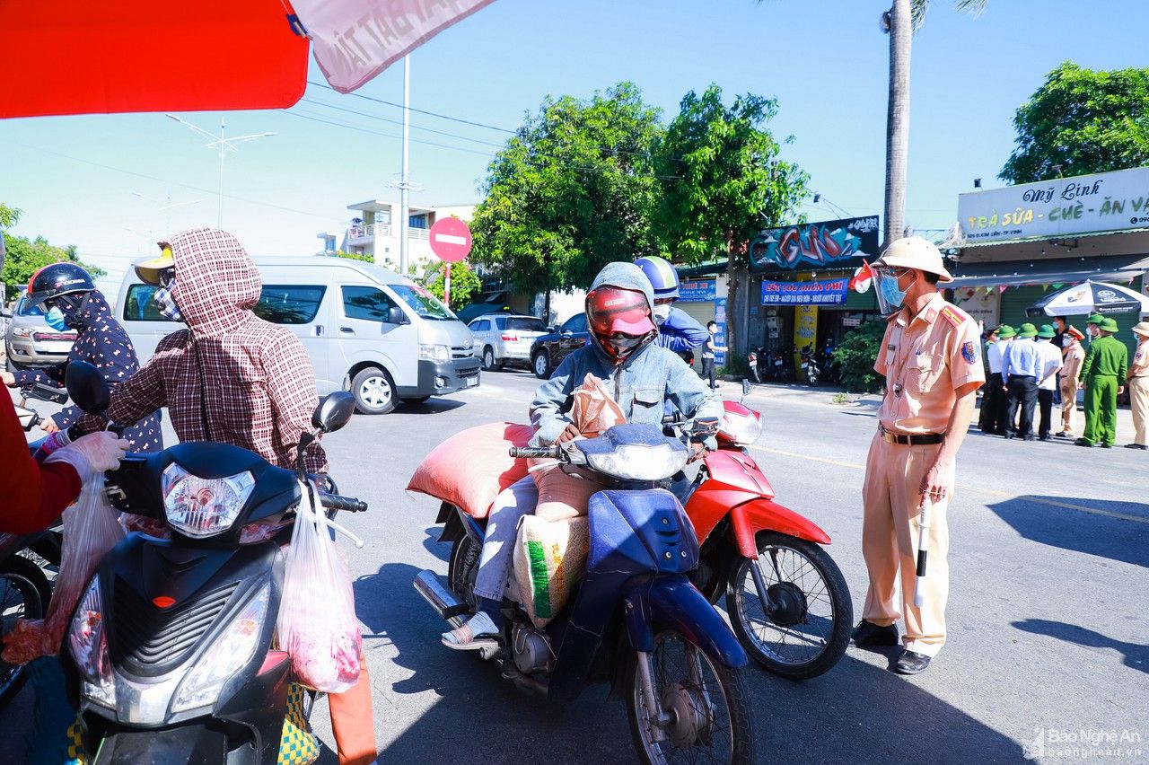 Bí thư Tỉnh ủy Thái Thanh Quý kiểm tra, động viên lực lượng làm nhiệm vụ phòng, chống dịch Covid -19