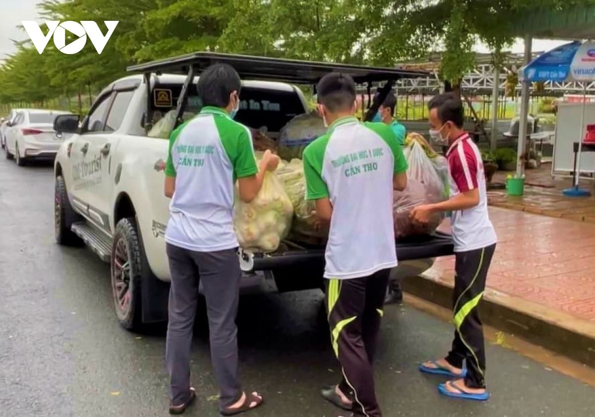 "Bếp ăn yêu thương” ngày đêm đỏ lửa phục vụ tuyến đầu ở Cần Thơ