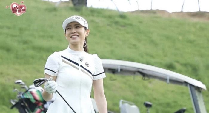 "Quốc bảo nhan sắc" Son Ye Jin gây sốt khi mặc váy "siêu ngắn" đi đánh golf