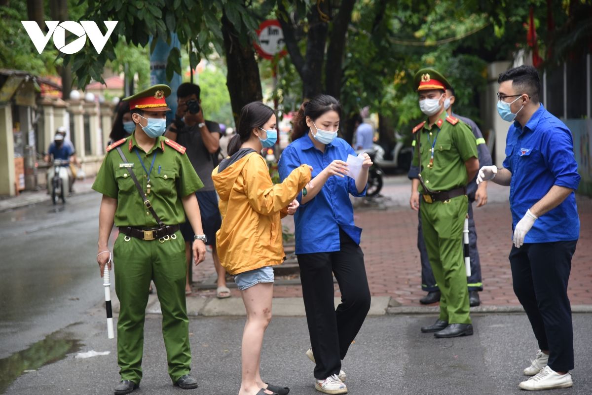 Thí sinh Hà Nội đội mưa đi thi buổi đầu tiên vào lớp 10 THPT