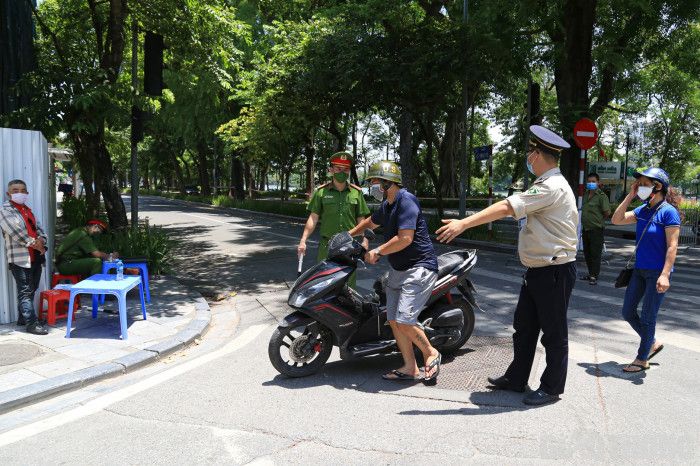 Hà Nội: Người ra đường không lý do tìm mọi cách quay đầu xe... né chốt