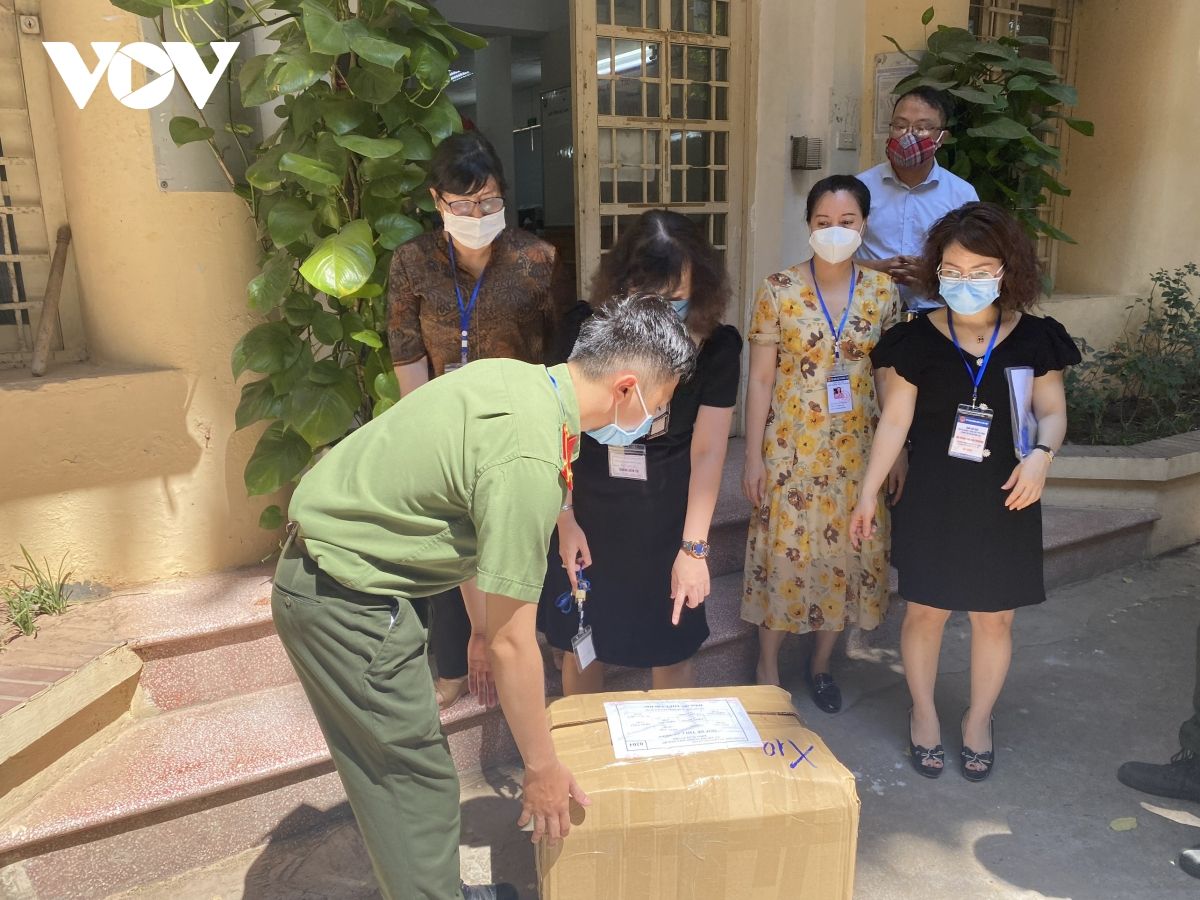 Thí sinh đội nắng, khẩu trang kín mít đi làm thủ tục thi tốt nghiệp THPT