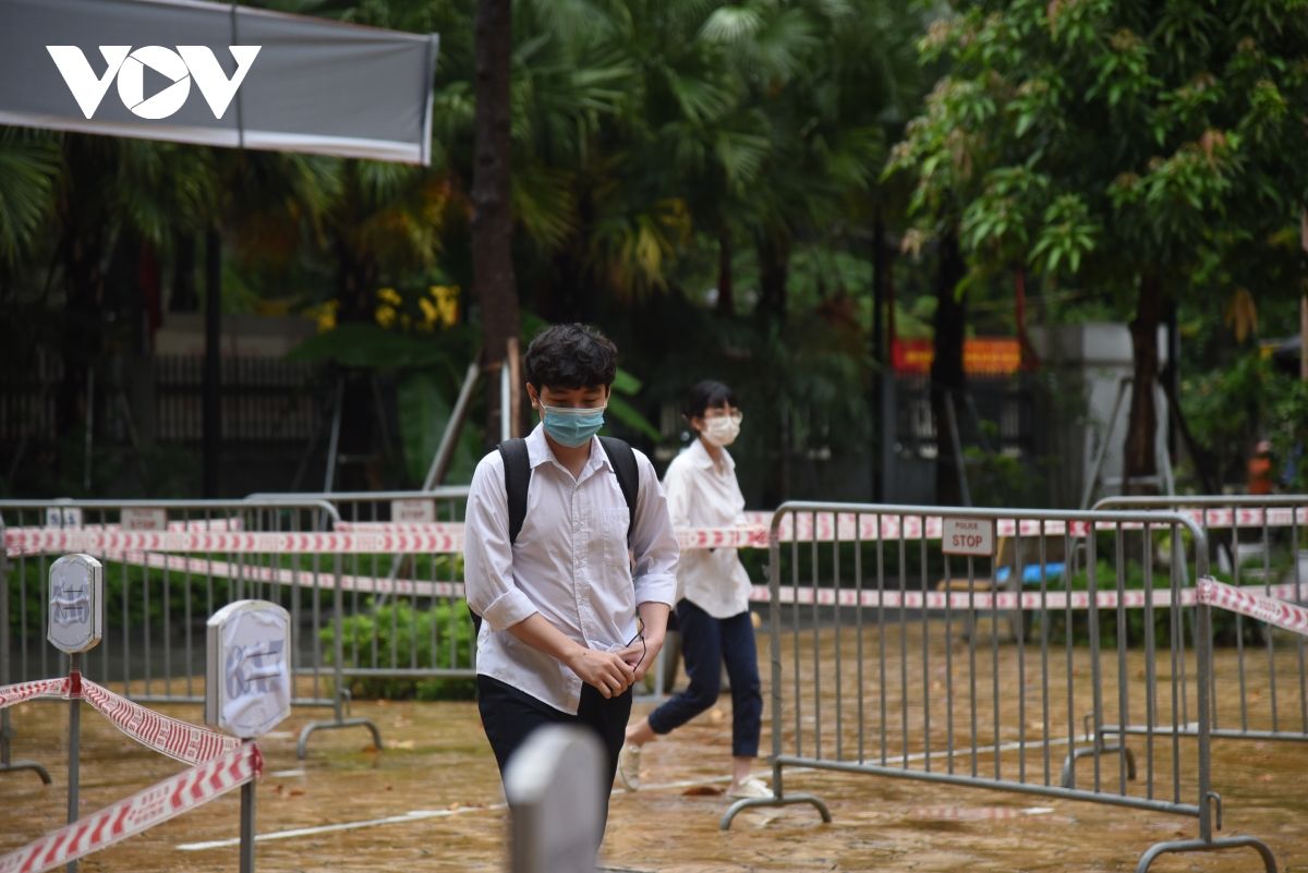 Thí sinh Hà Nội đội mưa đi thi buổi đầu tiên vào lớp 10 THPT