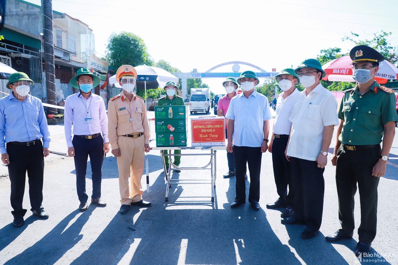 Bí thư Tỉnh ủy Thái Thanh Quý kiểm tra, động viên lực lượng làm nhiệm vụ phòng, chống dịch Covid -19