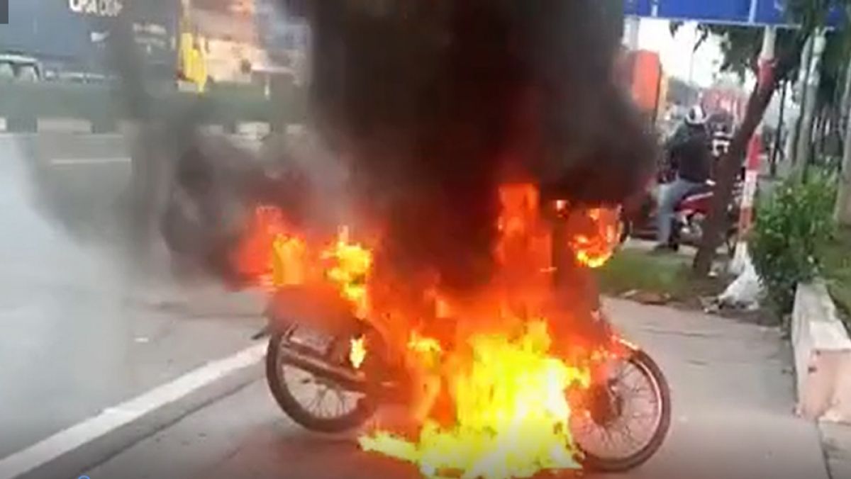 Bị nhắc nhở ra đường khung giờ giới hạn, nam thanh niên&nbsp;đốt luôn xe máy&nbsp;