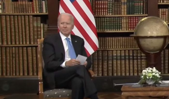 Nữ nhà báo Nga phát hiện “những tờ giấy nhắc bài” của ông Biden