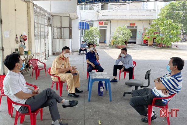 17h chiều nay, công dân làm thủ tục lên tàu tại Ga Sài Gòn để về Hà Tĩnh